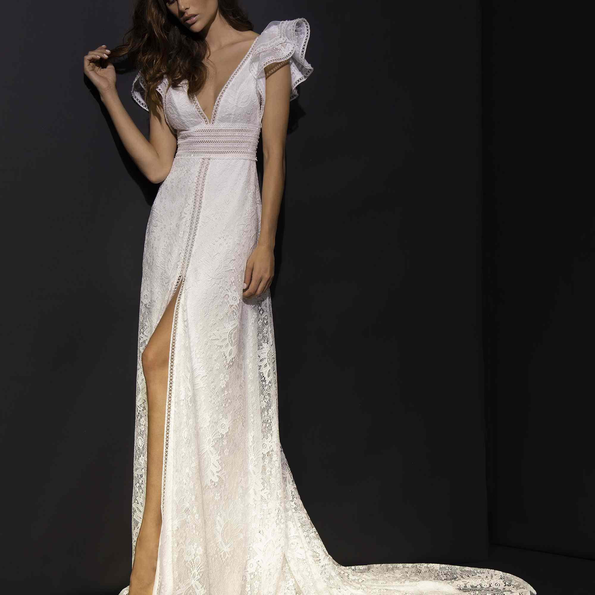 模型在V领袍高裙狭缝和蝴蝶袖