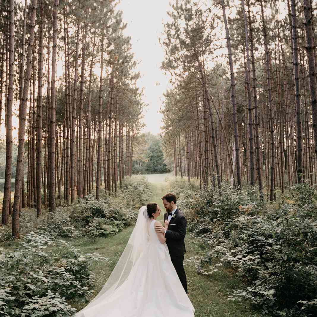 新娘和新郎摆姿势