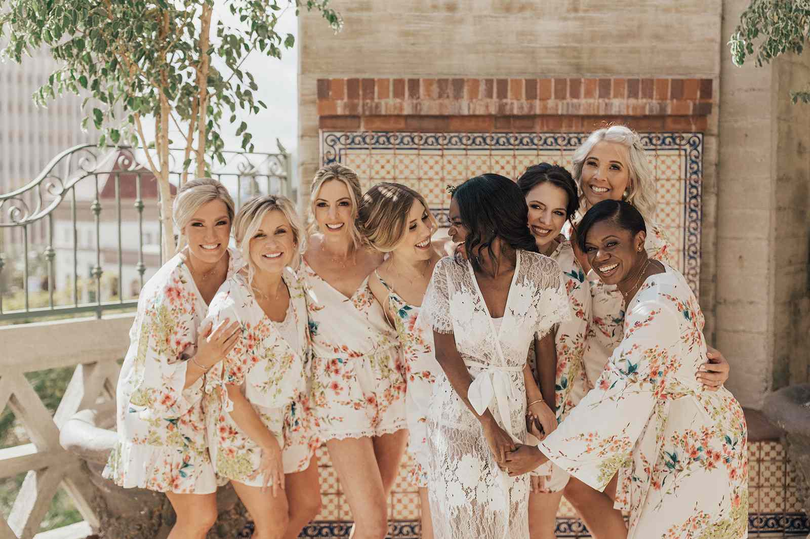 新娘和伴娘伴郎身披袈裟