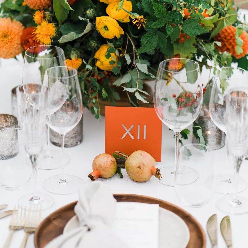 亮橙色的表格数字与罗马数字