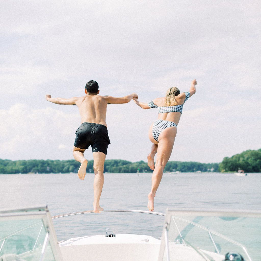 新娘和新郎下船