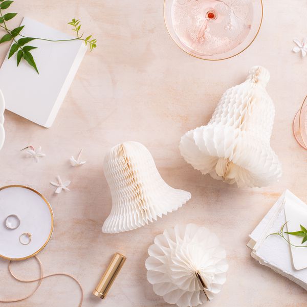 粉红色大理石表面的婚礼装饰