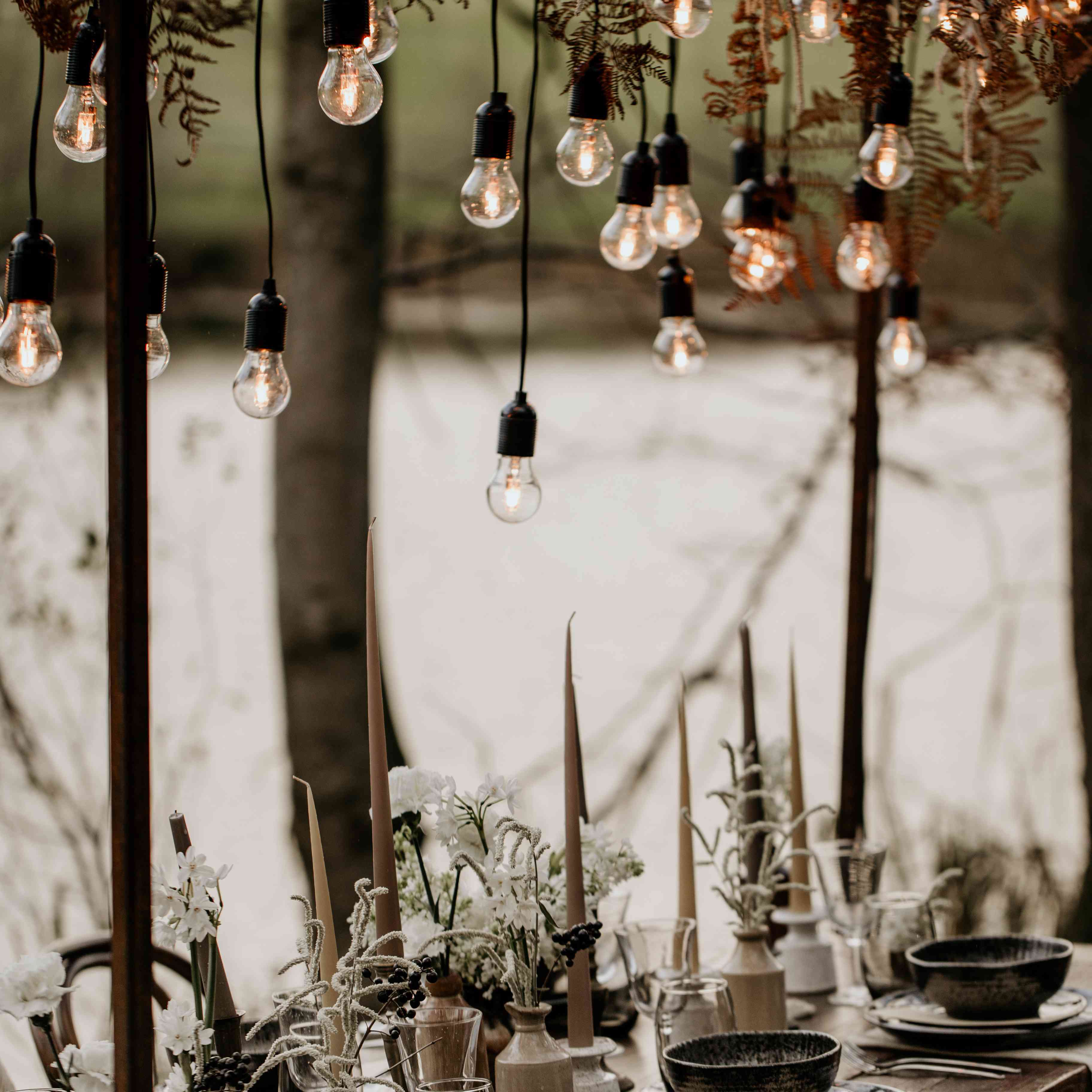 桌子上方悬挂灯