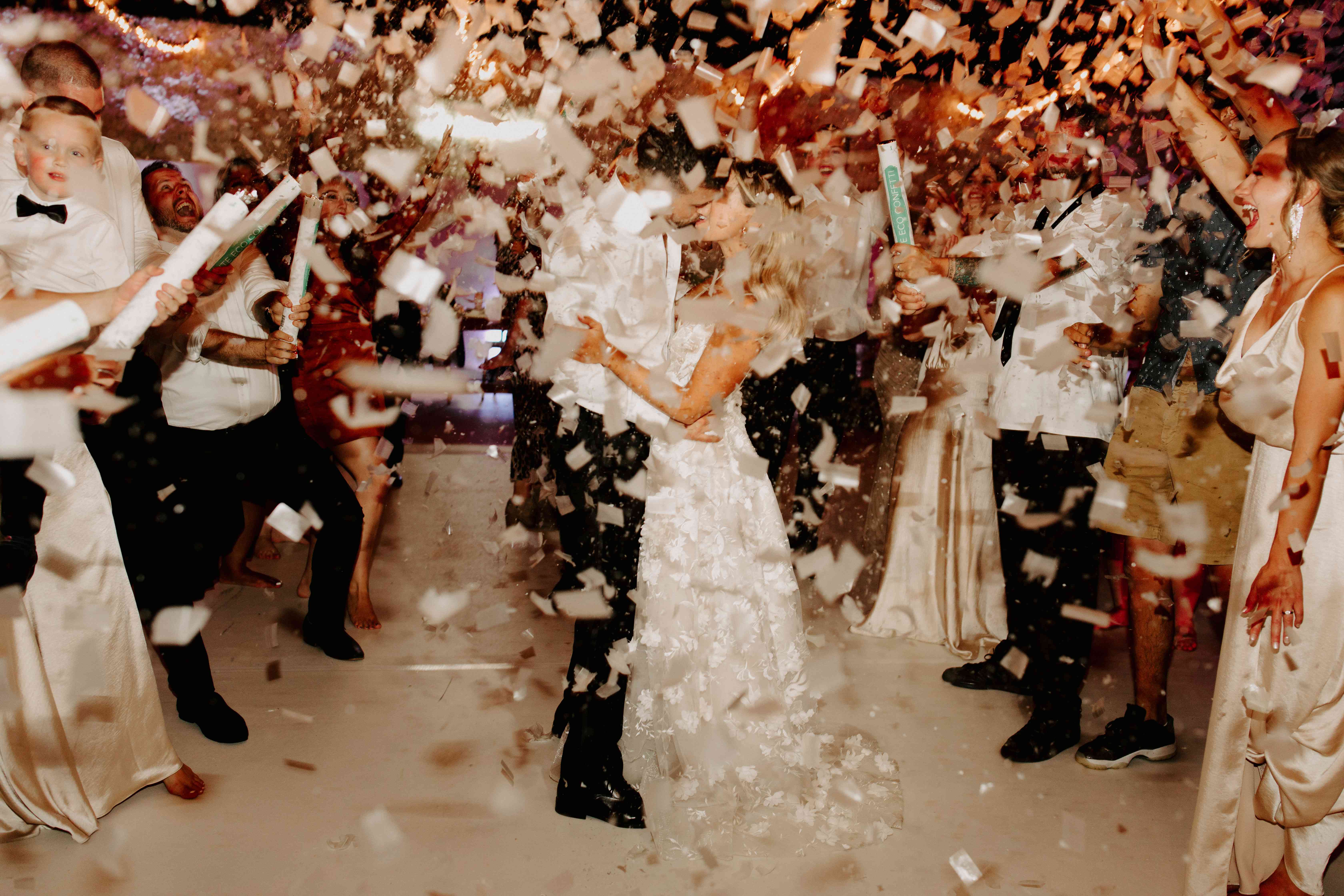 情侣们在五彩纸屑中接吻