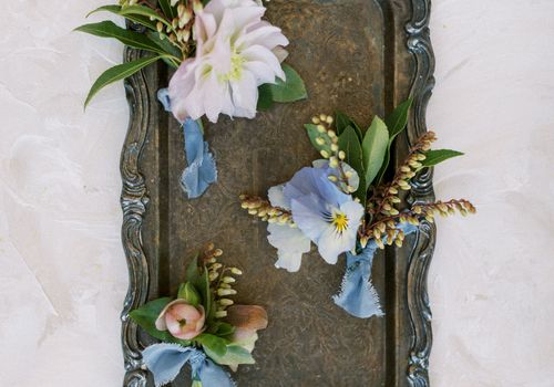 班次上的boutonnieres