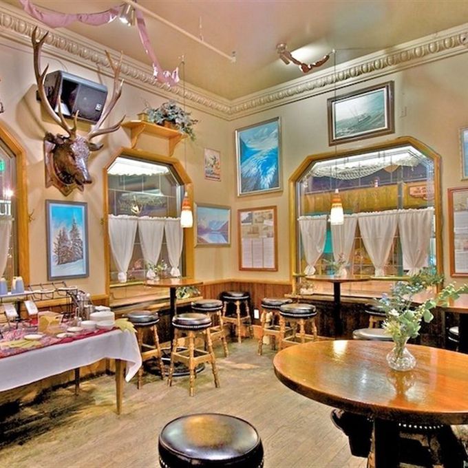 历史性的安克雷奇酒店并# 39;t隐藏它的恐怖历史:其网站上吹嘘这# 39;s & # 34;地方鬼魂不仅仅是故事的强生# 34;。这照片从墙上飞,浴帘没有微风摇曳,隐患穿过大厅的只是一些神秘事件已报告在这个酒店。那么谁会困扰你的婚姻幸福吗?许多人认为变# 39;s安克雷奇# 39;第一个警察局长,John j . & # 34;黑杰克# 34;Sturgis,发现在1921年被他自己的枪在酒店。但是不要# 39;t赶走你让他的精神。这个酒店的历史和令人震惊的细节会使一个美丽的设置为你的幸福——即使它触动他们# 39;t首席Sturgis