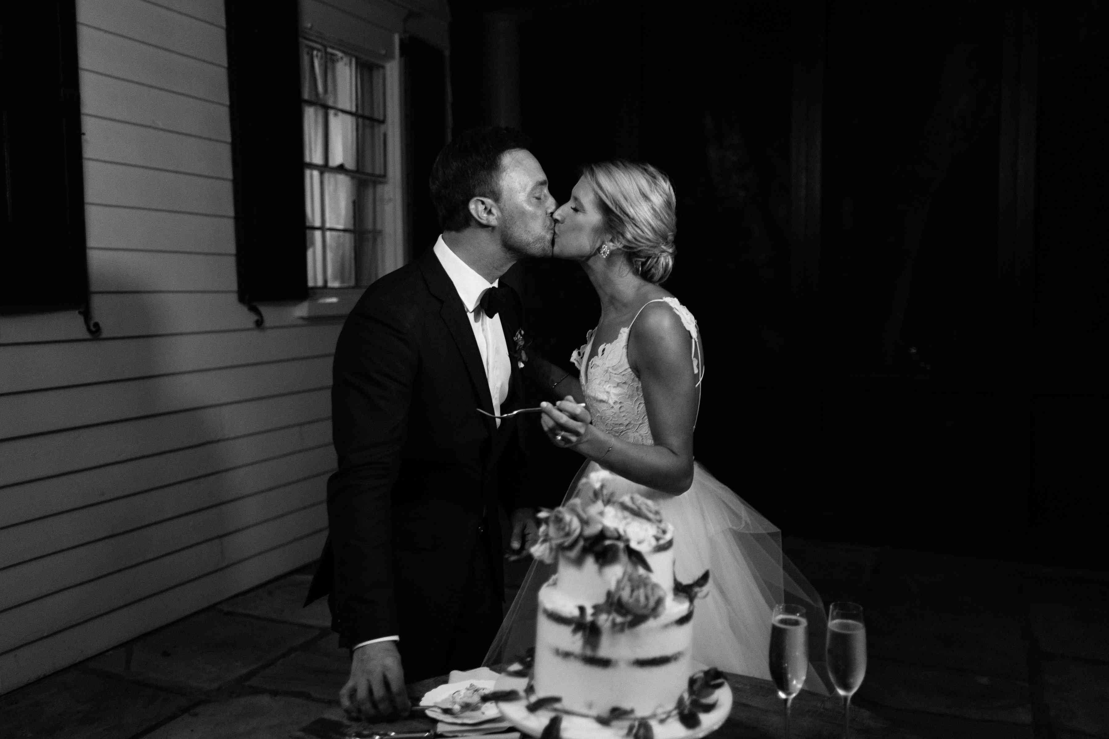 新娘和新郎接吻/切蛋糕