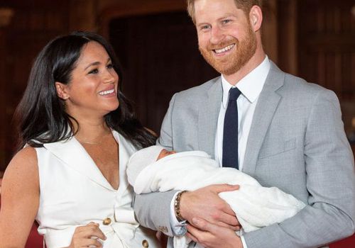 Meghan Markle和Harry王子姿势与他们的新出生的儿子Archie Harrison Mountbatten-Windsor在温莎城堡圣乔治大厅的光电片期间。