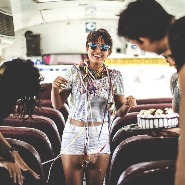 有一个少妇在公共汽车上有生日聚会