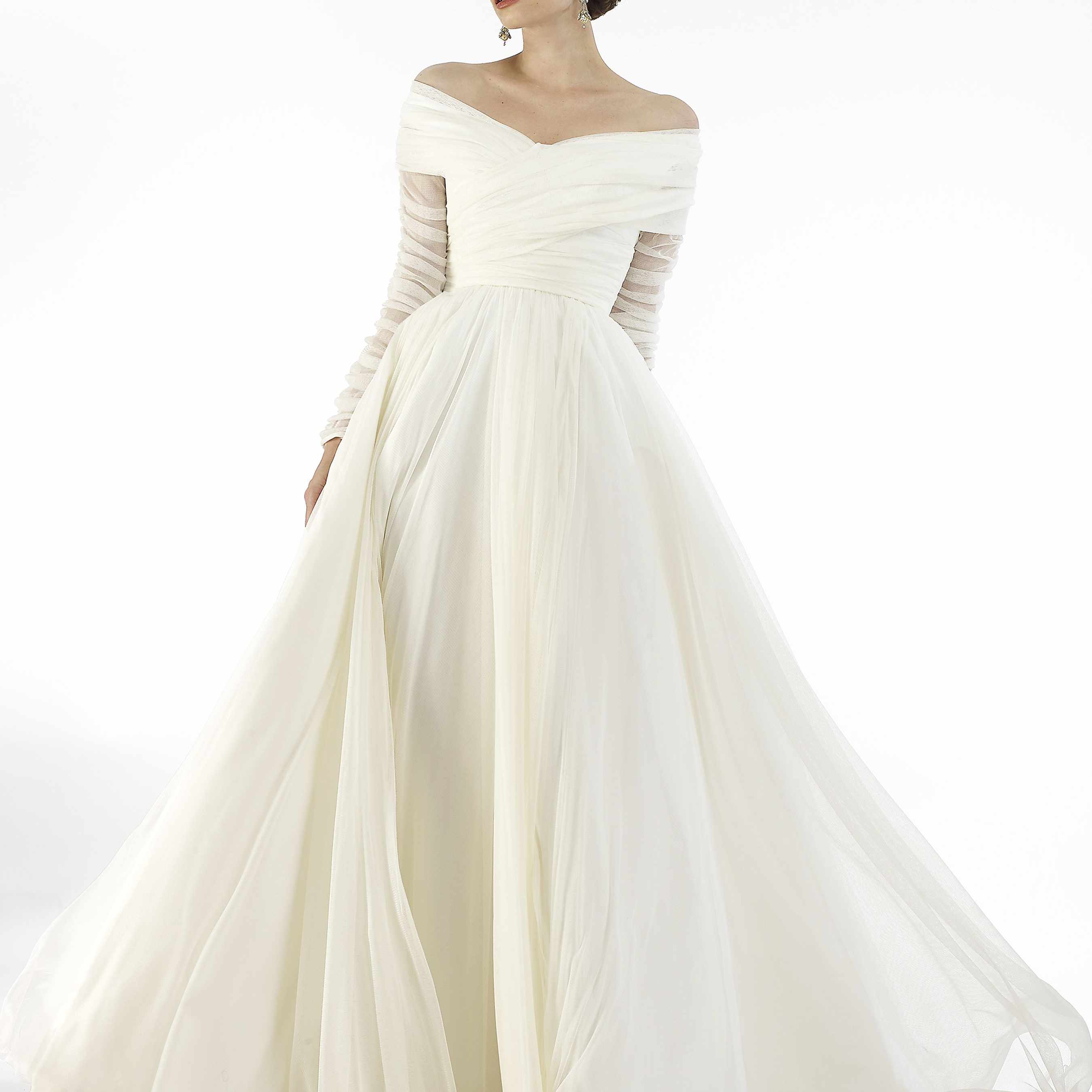 在长袖上的模型，肩部褶皱薄纱