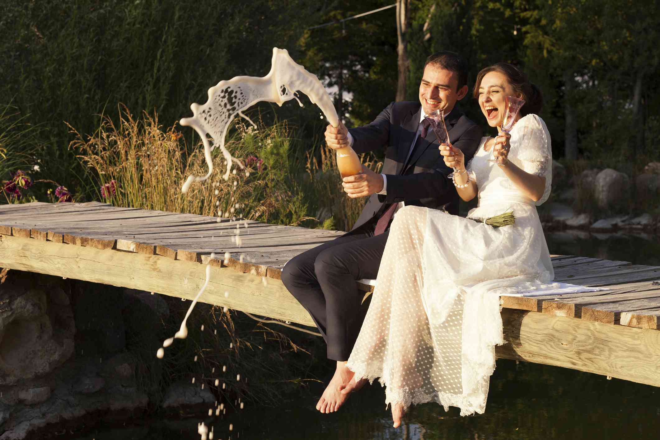 新郎和新娘喝香槟