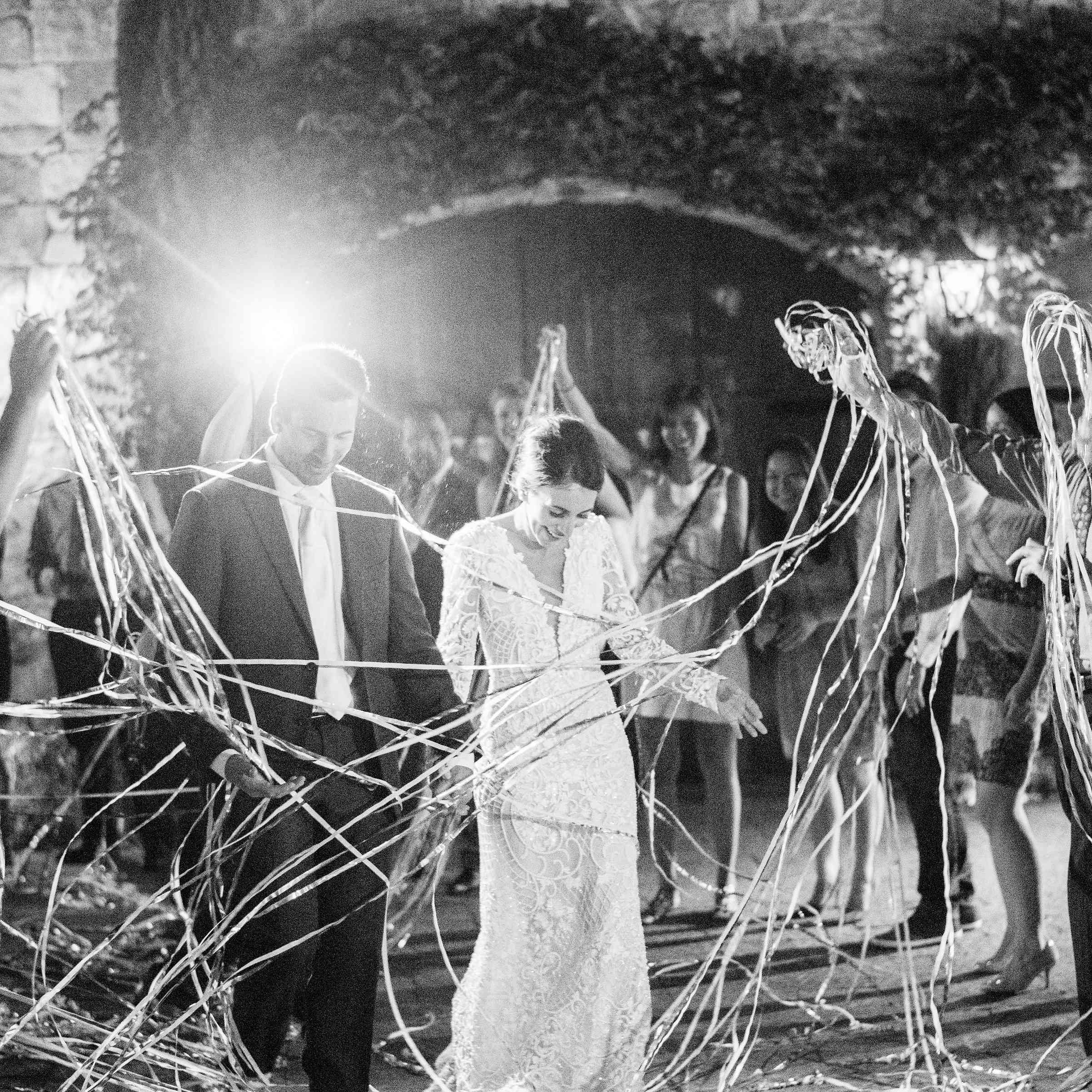 新娘和新郎与飘带