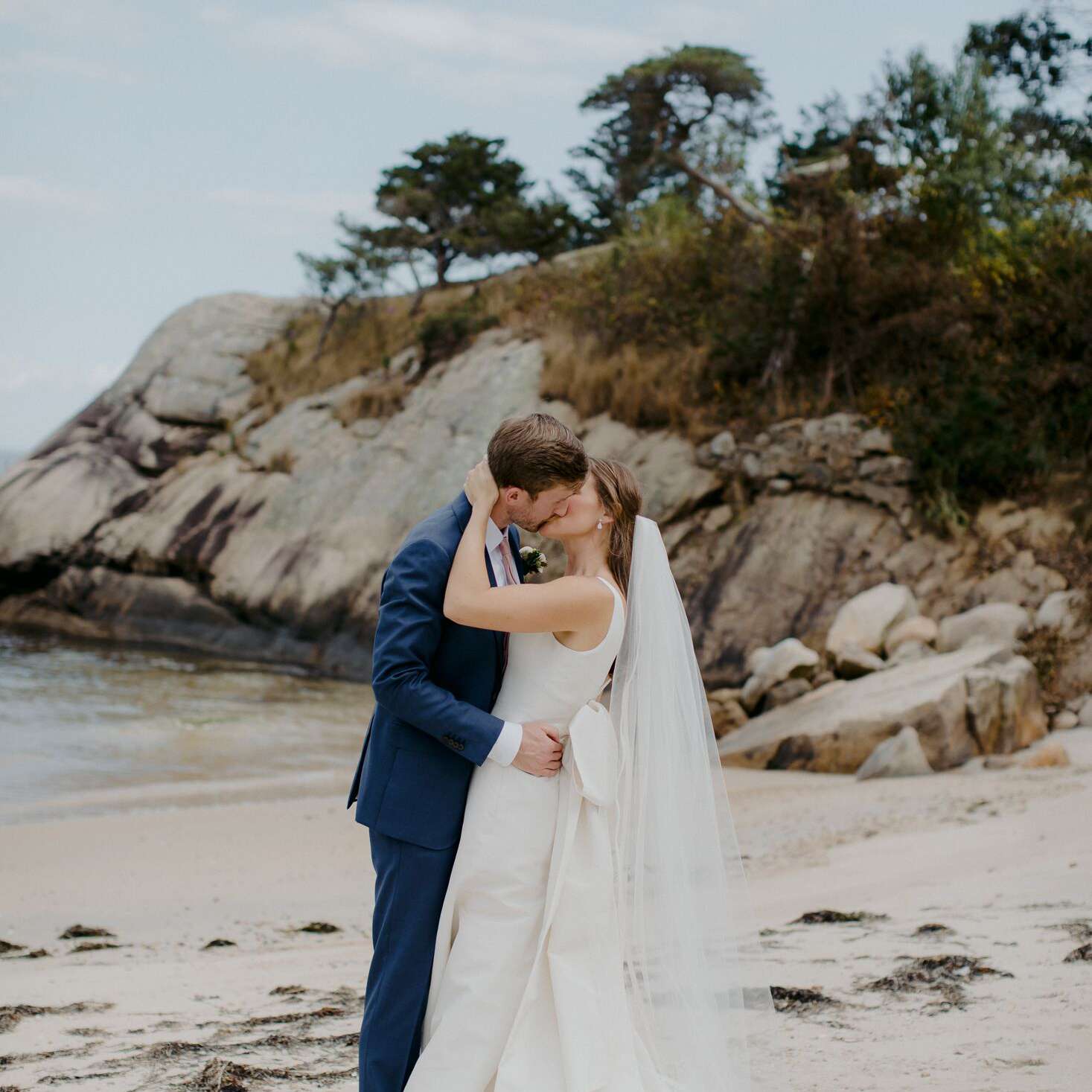 在海滩上的情侣接吻