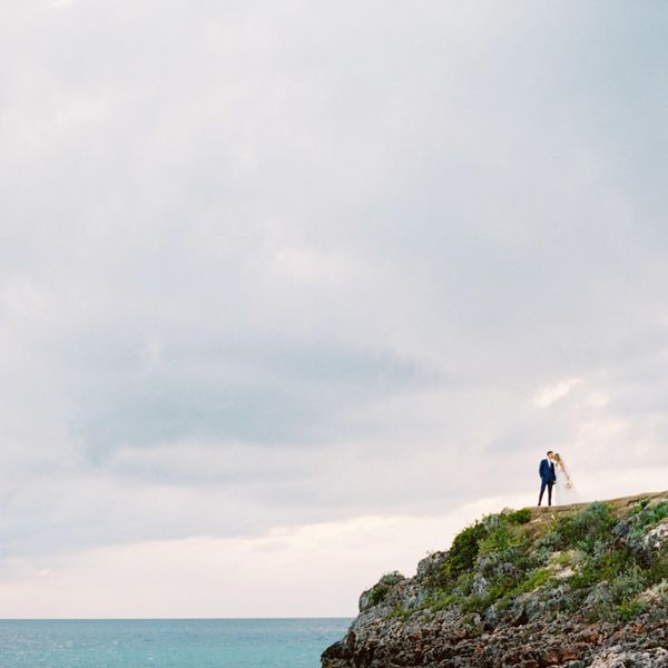 一对夫妇在悬崖上的小海湾，俯瞰水，在伊柳塞拉