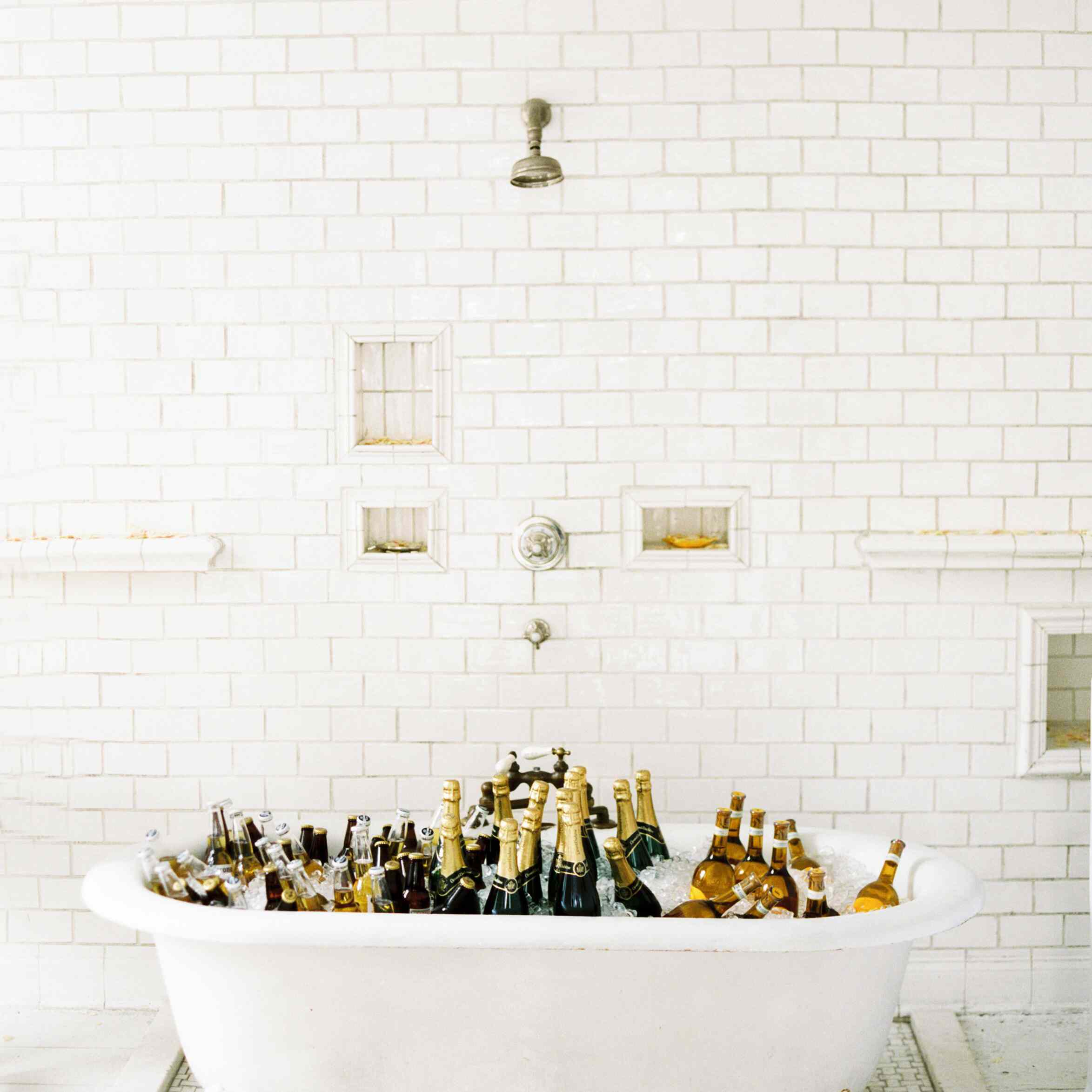 装满香槟的浴缸