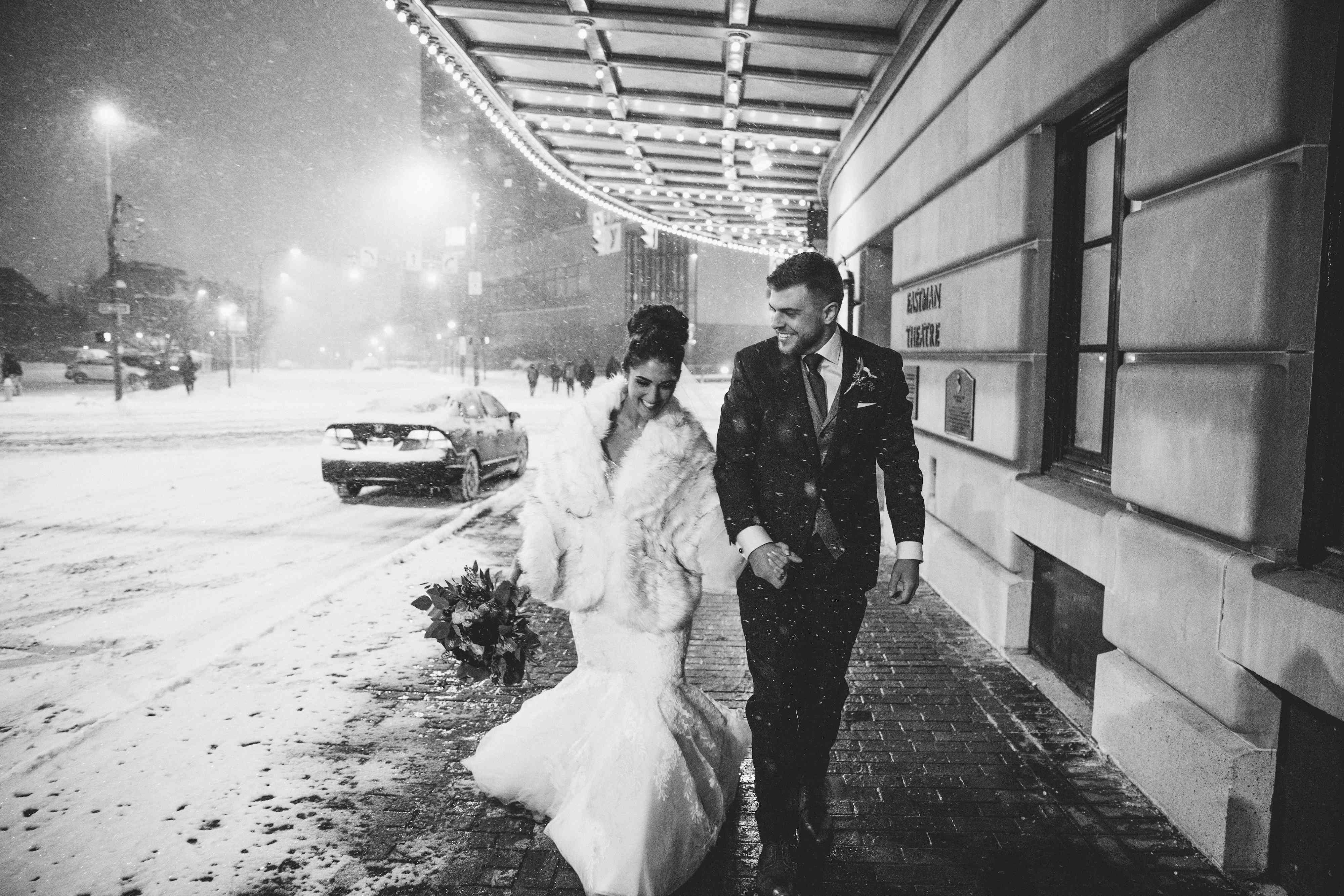 两人在外面散步