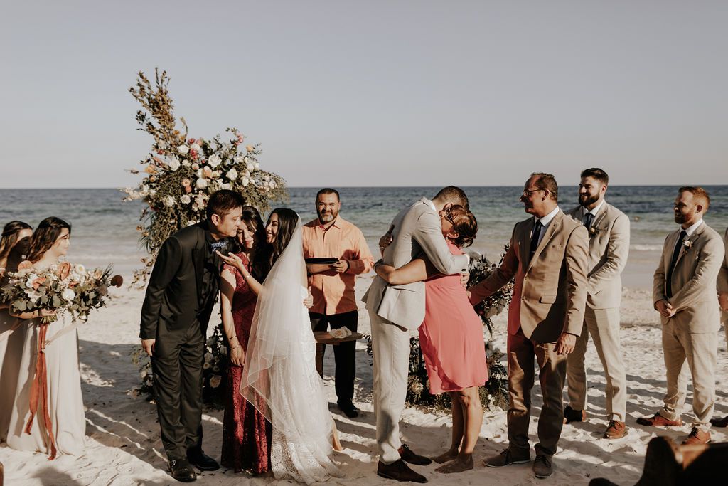 凯蒂和达斯汀在仪式上拥抱亲人