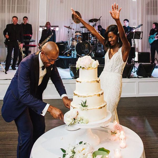 新娘新郎切蛋糕