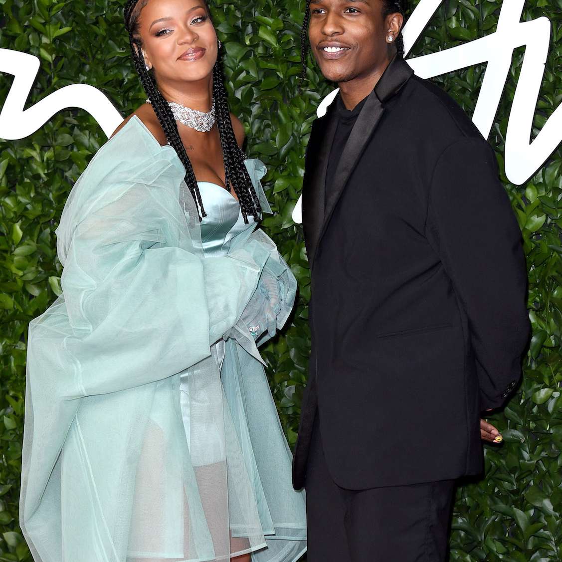 蕾哈娜穿着薄荷绿色的迷你裙，笑容满面地站在a $AP Rocky旁边