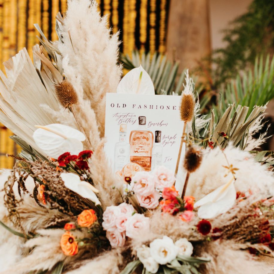 干棕榈树，潘帕斯草，安祖花和鲜花的核心安排