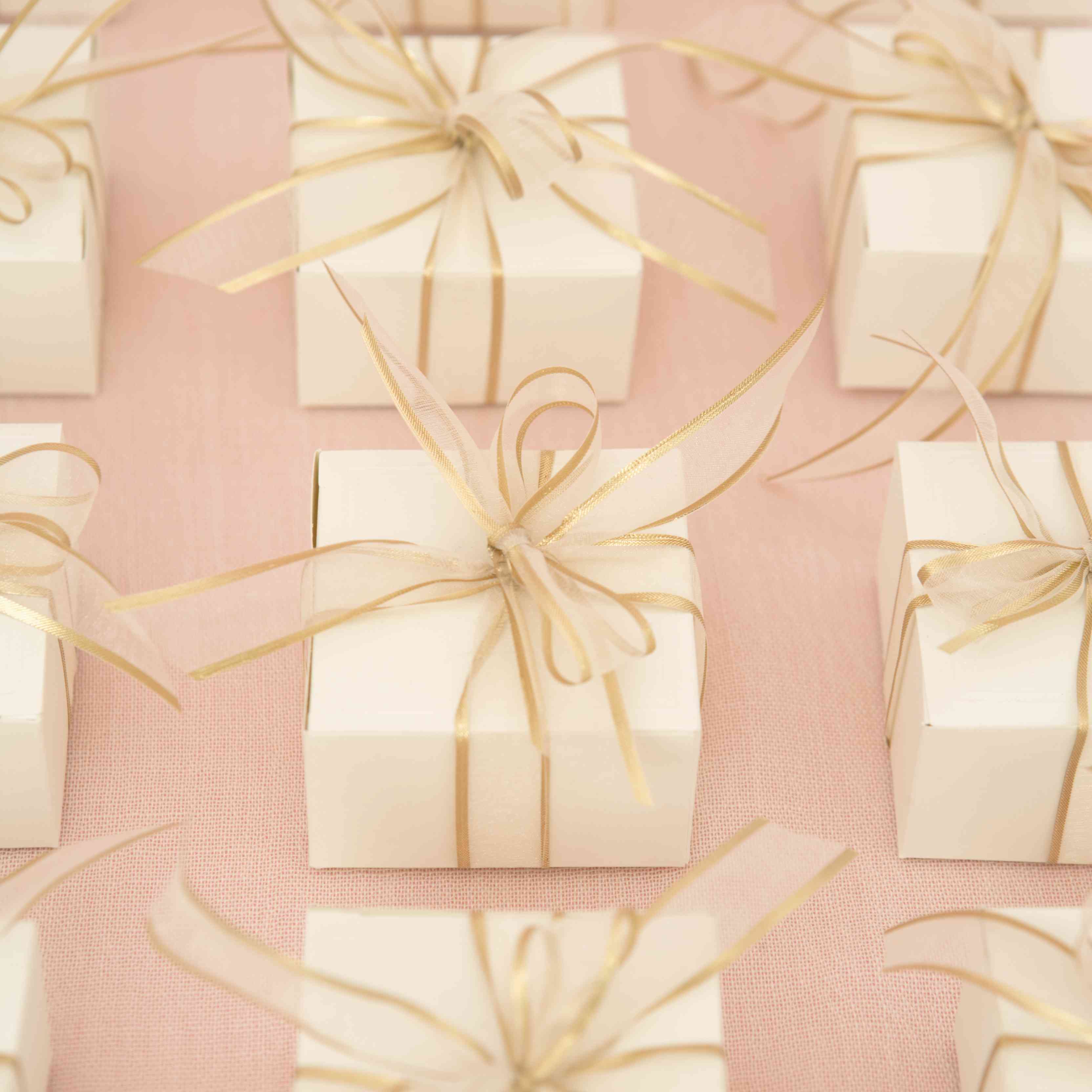 礼品盒与丝带金