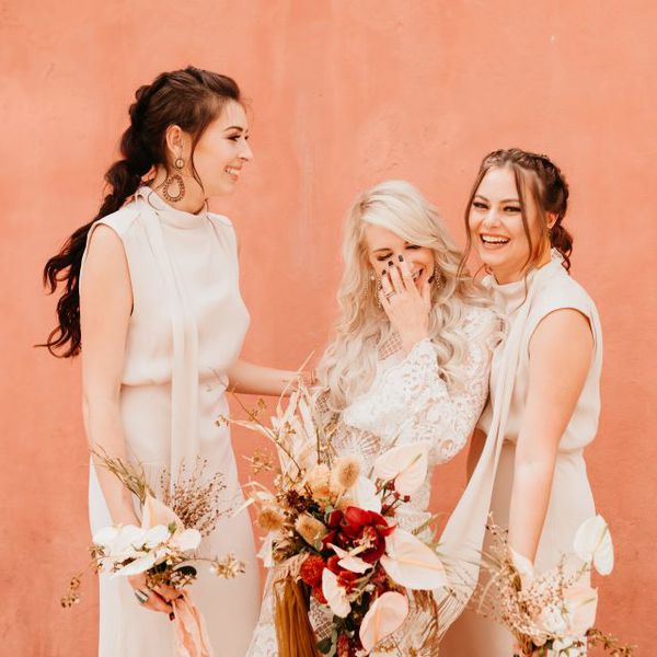 有两个女佣荣誉的新娘