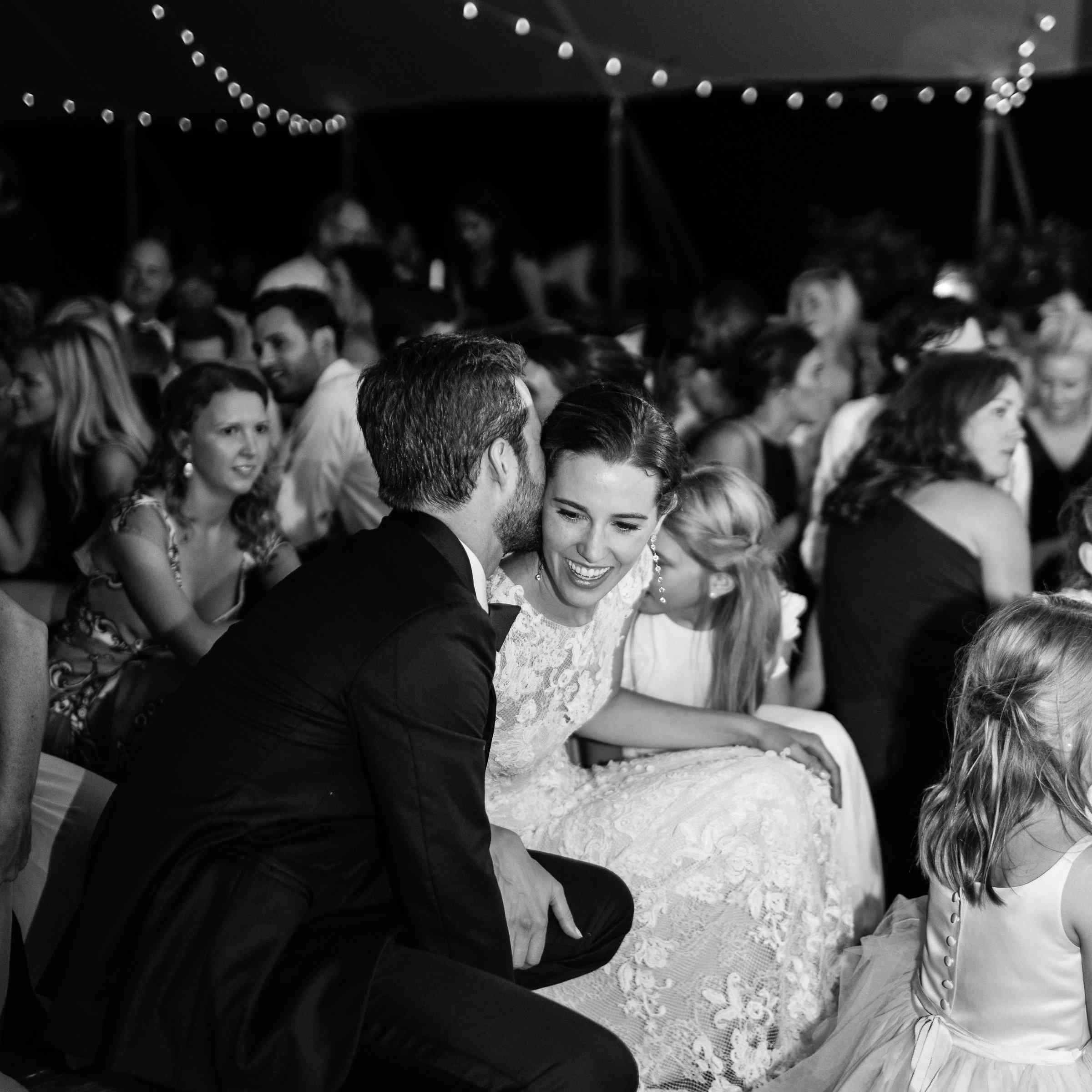 <p>新娘和新郎在低声耳语</p><br><br>