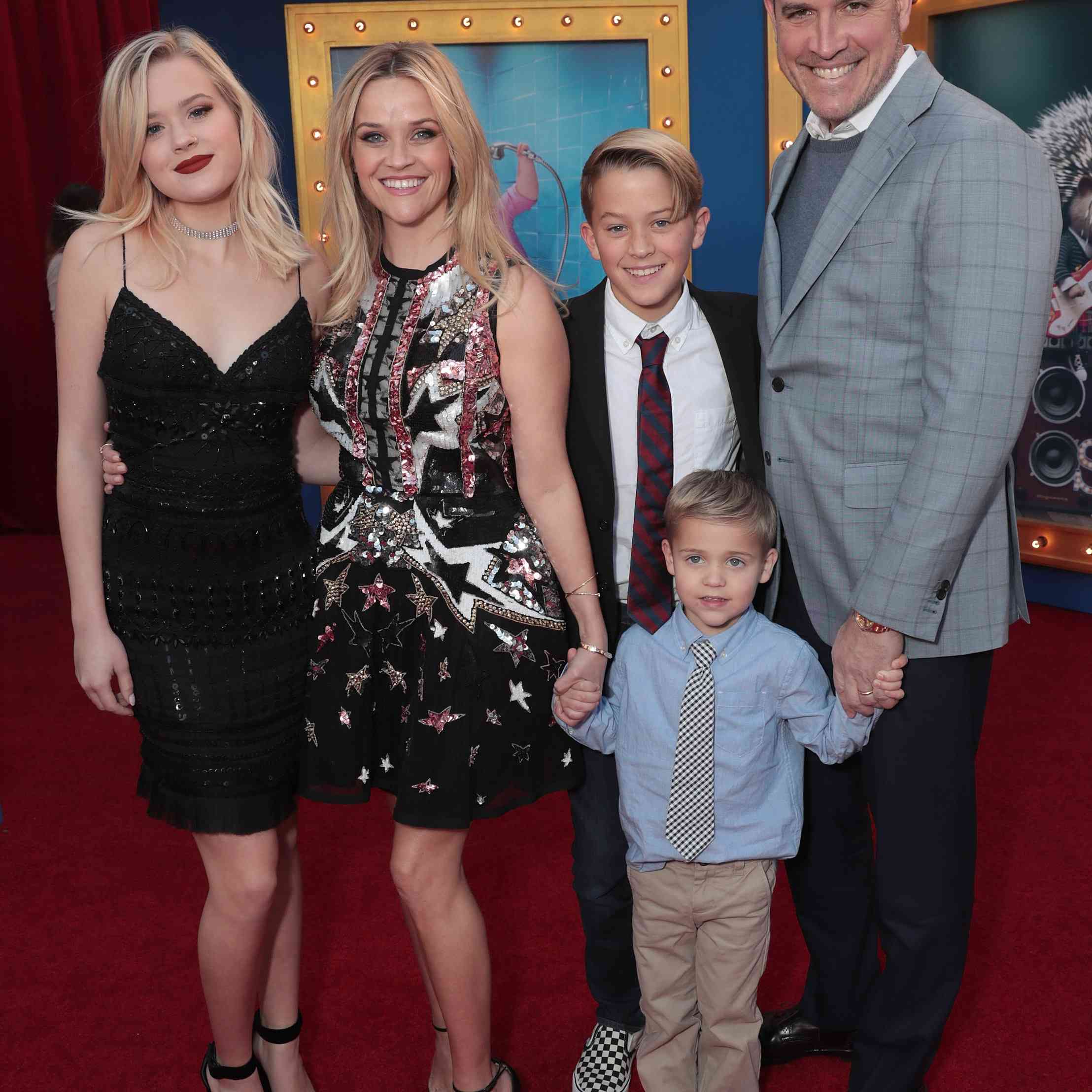 Reese Witterspooon，Jim Toth和他们的孩子＂class=