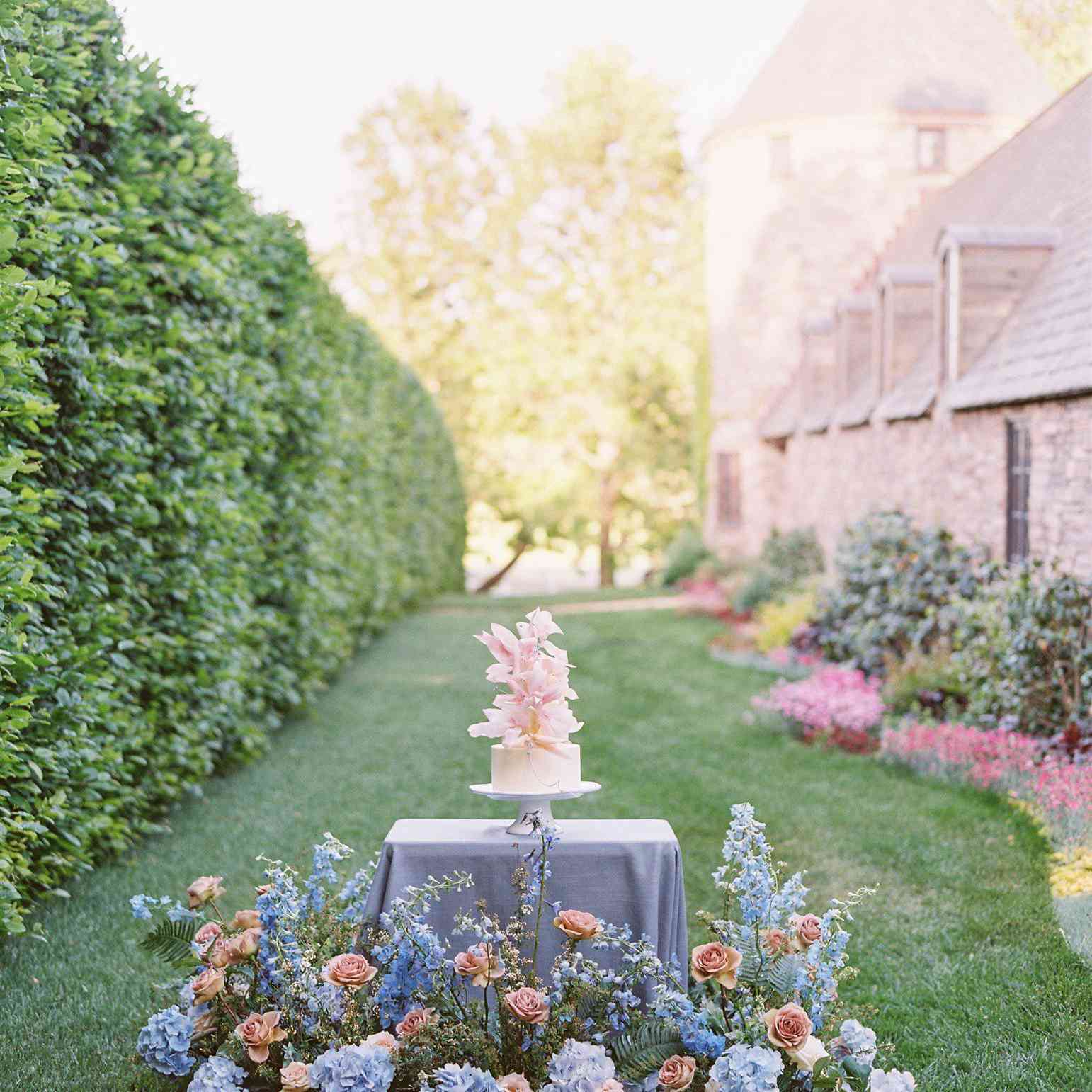 被鲜花包围的蛋糕桌