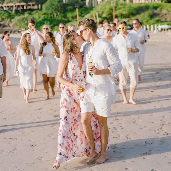 亲吻在海滩的夫妇