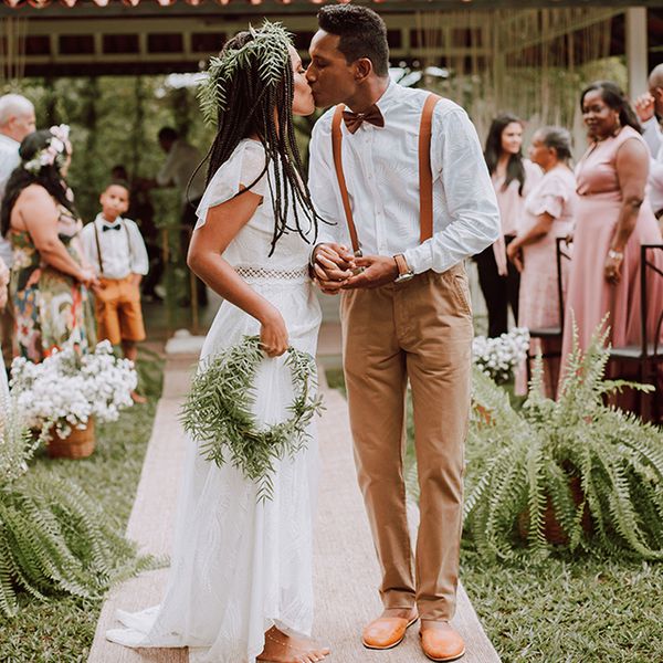 夫妇亲吻被蕨包围