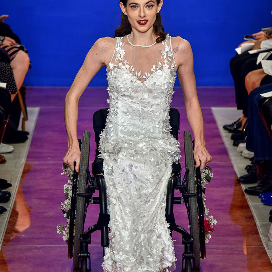 模型下降跑道在无袖幻觉领带，带有花卉刺绣和晶体