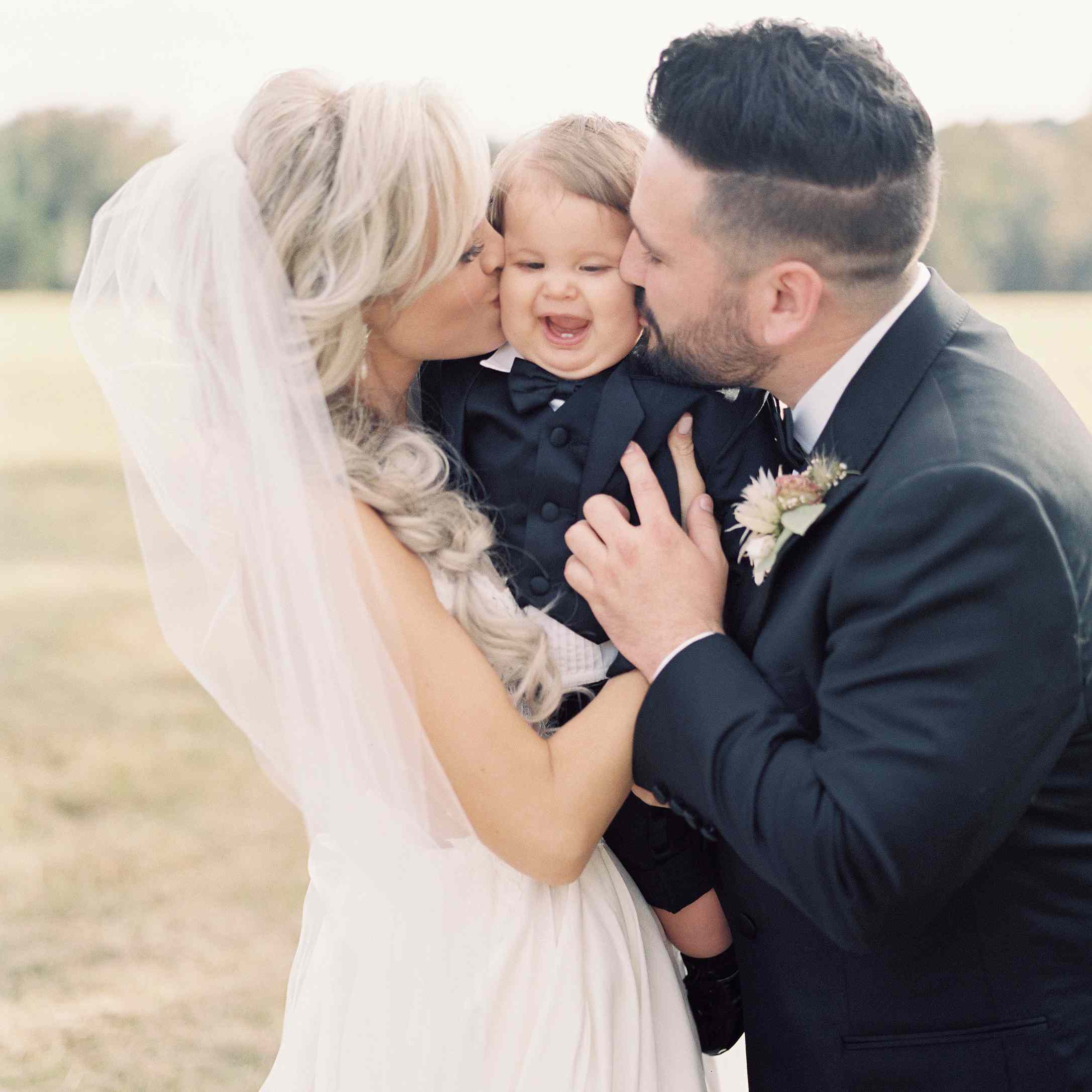 <P>新娘和新郎亲吻宝宝</ P>搜索结果