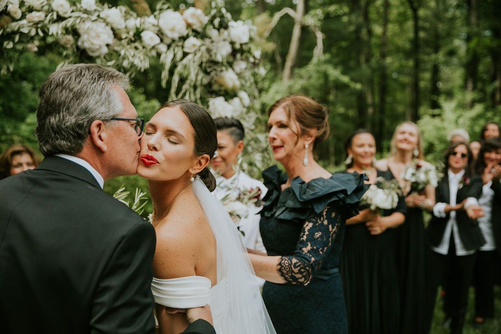 米根在圣坛上给了父亲一个吻