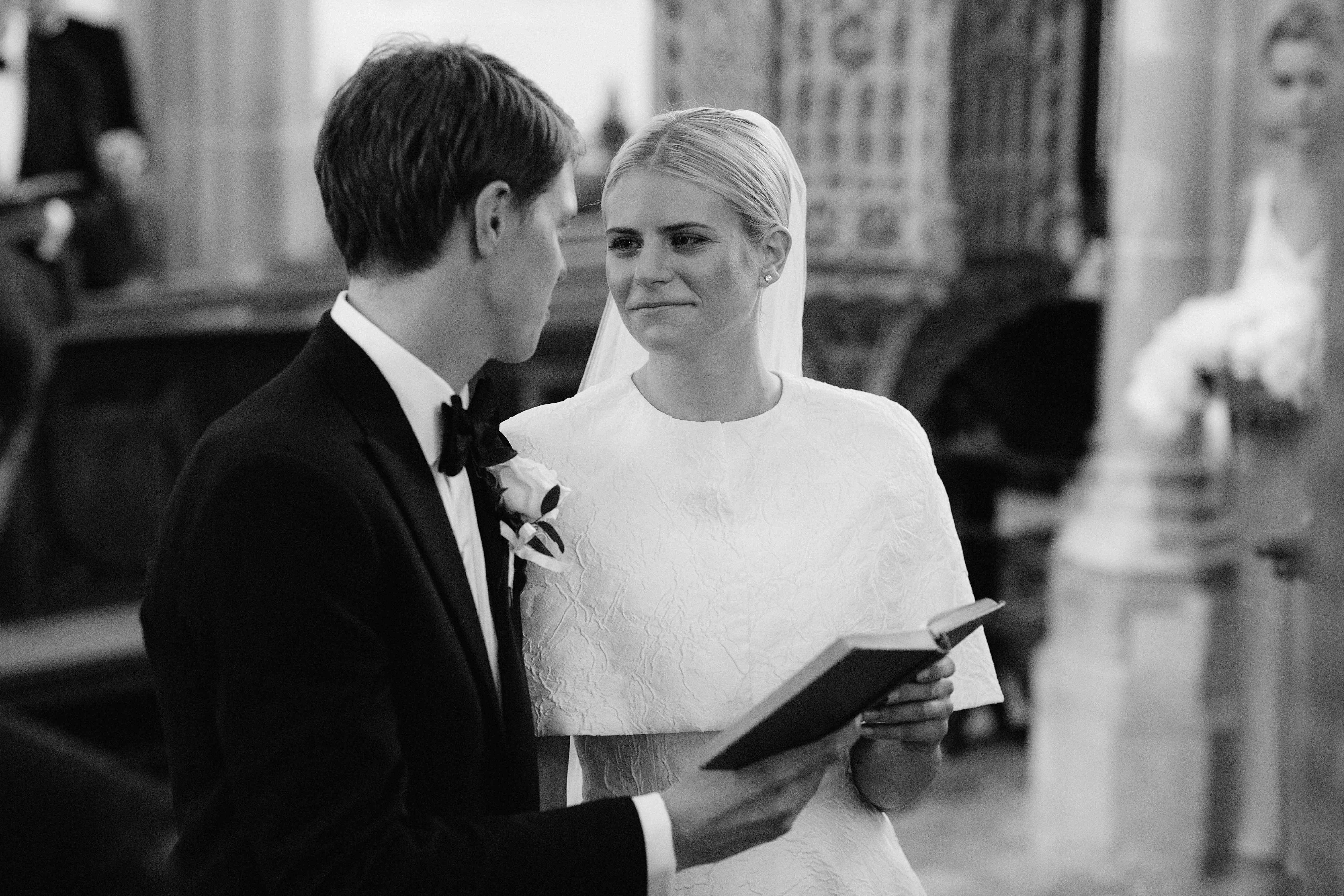 新娘和新郎在仪式期间