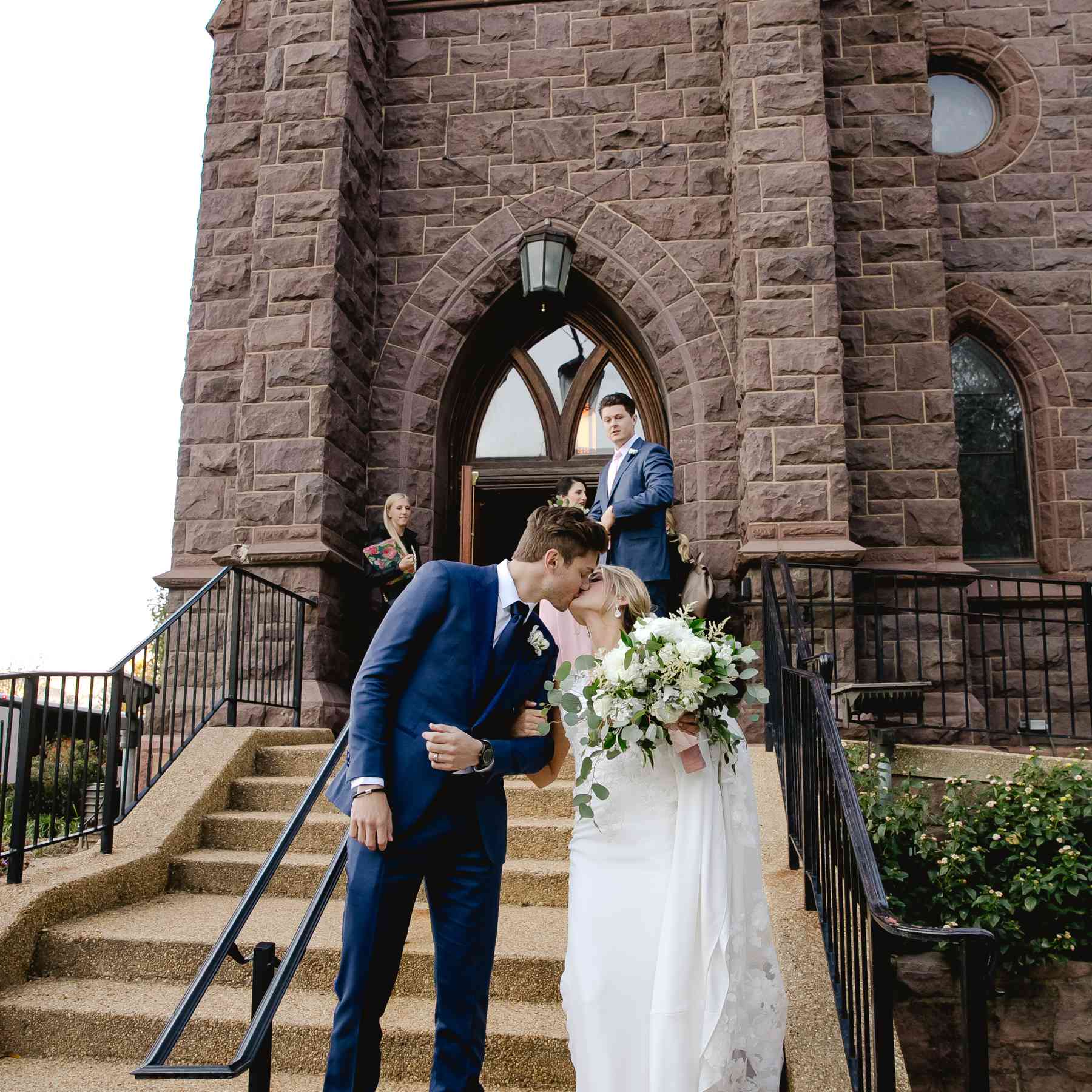 新娘和新郎外面教堂