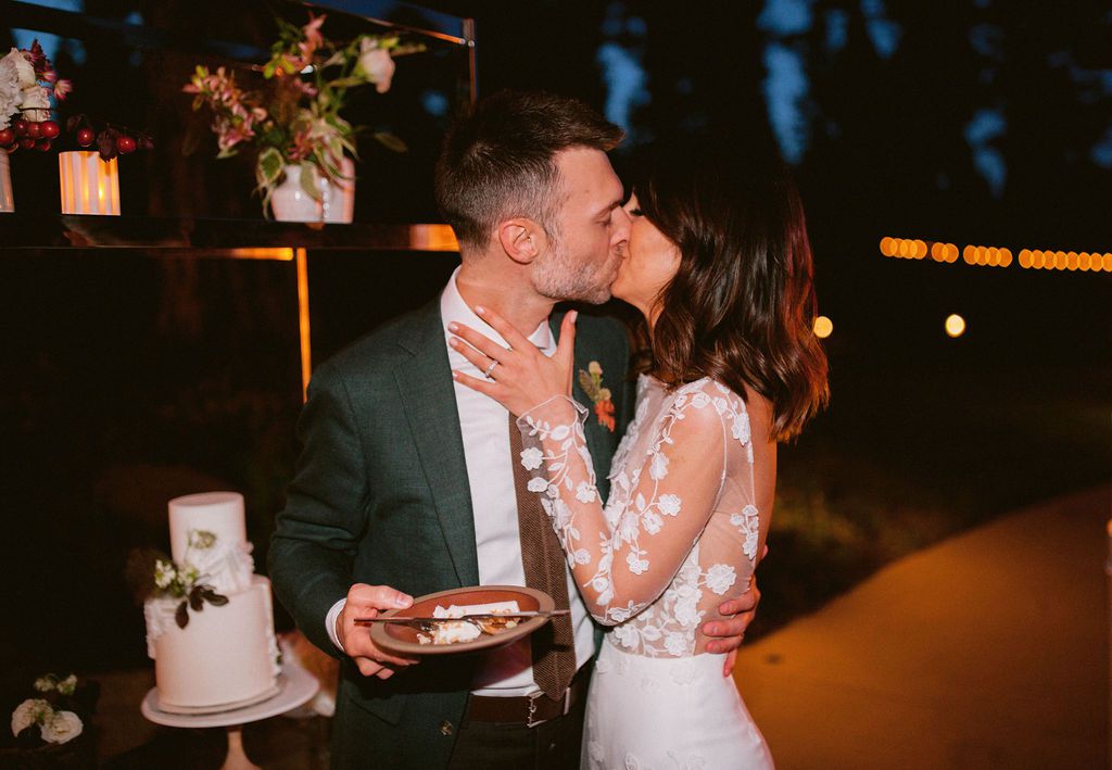 新娘和新郎接吻