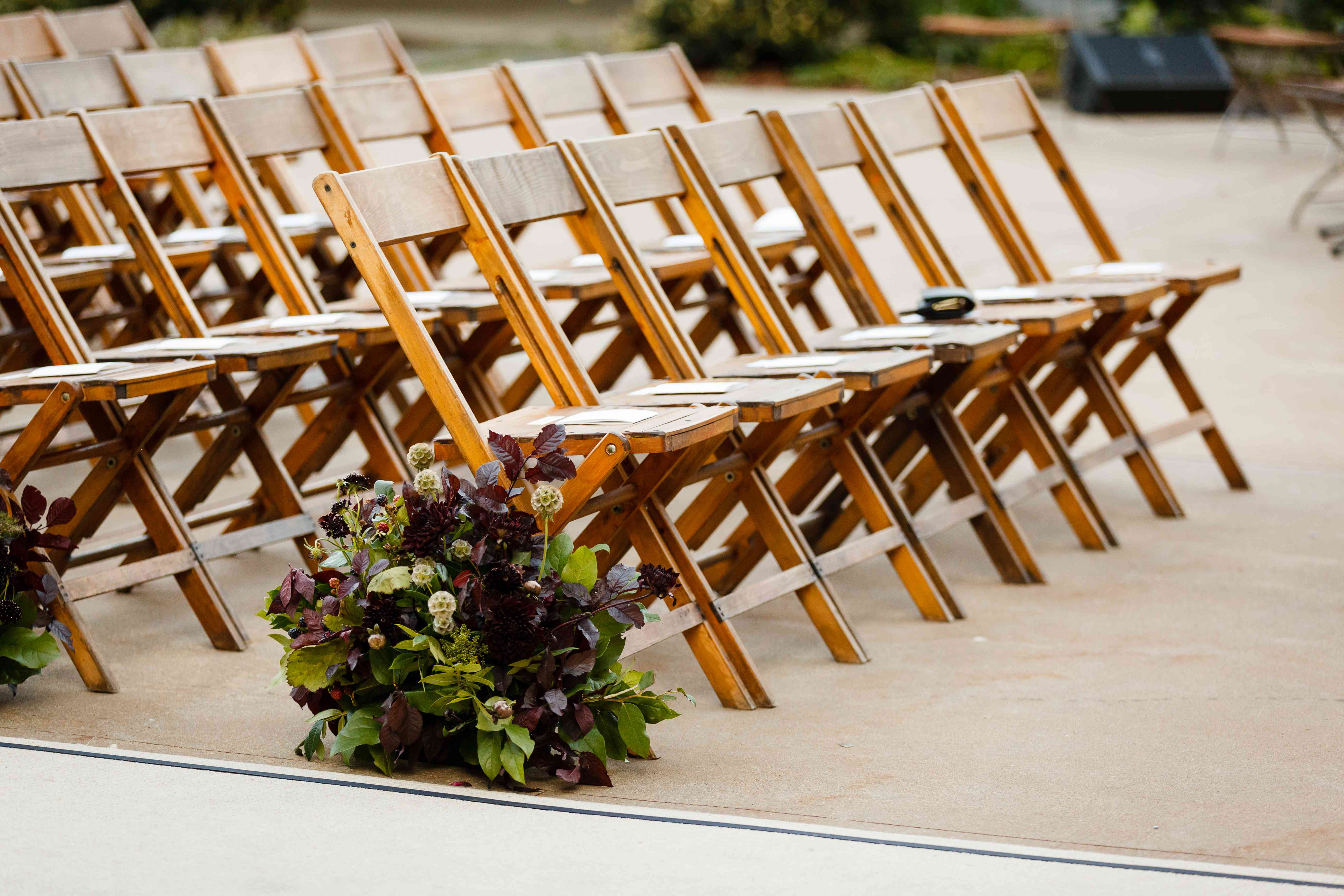 仪式的座椅和过道花卉装饰