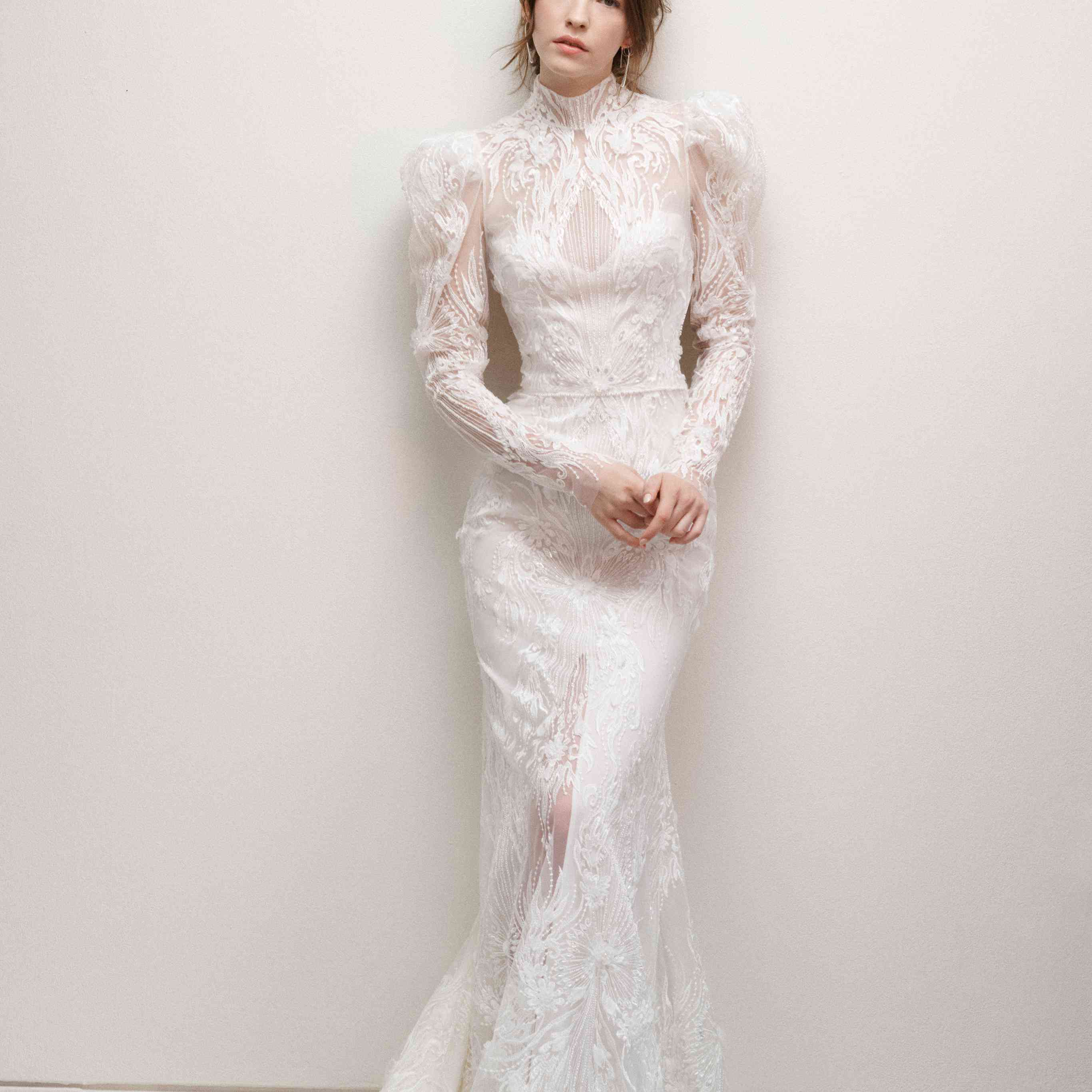 模特身穿高领绣花长袖婚纱