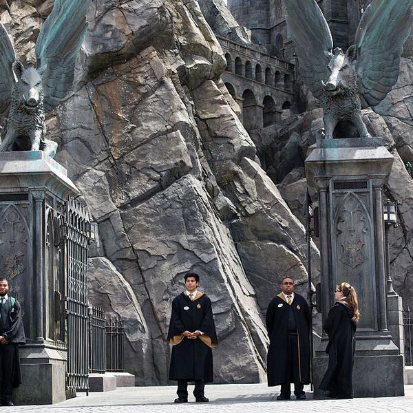 霍格沃茨的外观图在好莱坞环球影城的“哈利·波特开幕的魔法世界”按预览中看到。