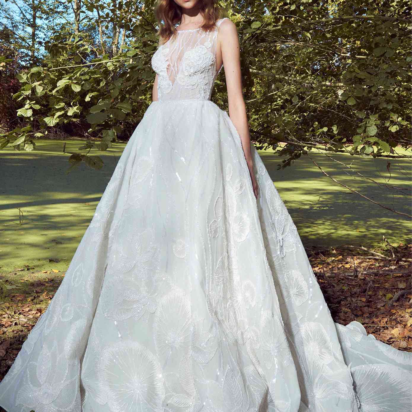 模型在无袖舞会礼服领口串珠错觉和印花布亮片和珠绣花卉刺绣贴花