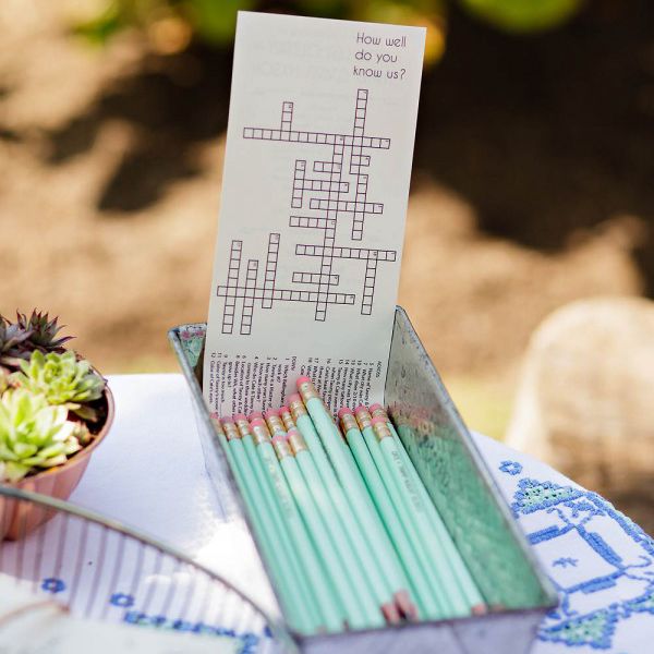 填字游戏在铅笔容器中