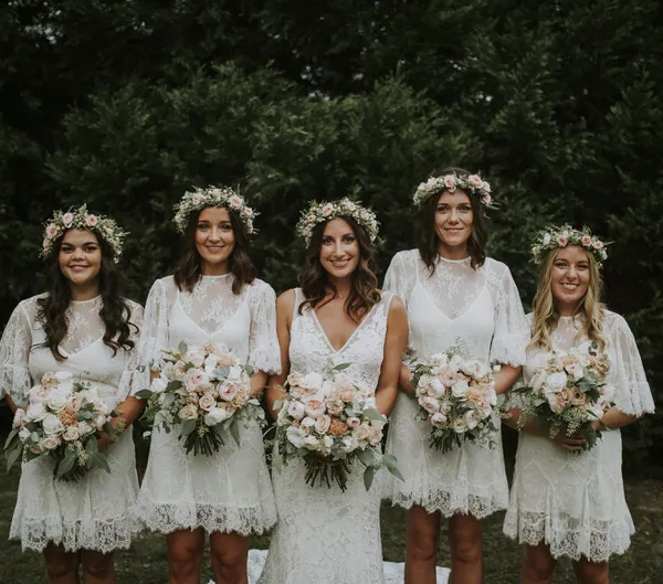 伴娘穿着蕾丝匹配博霍衣服。