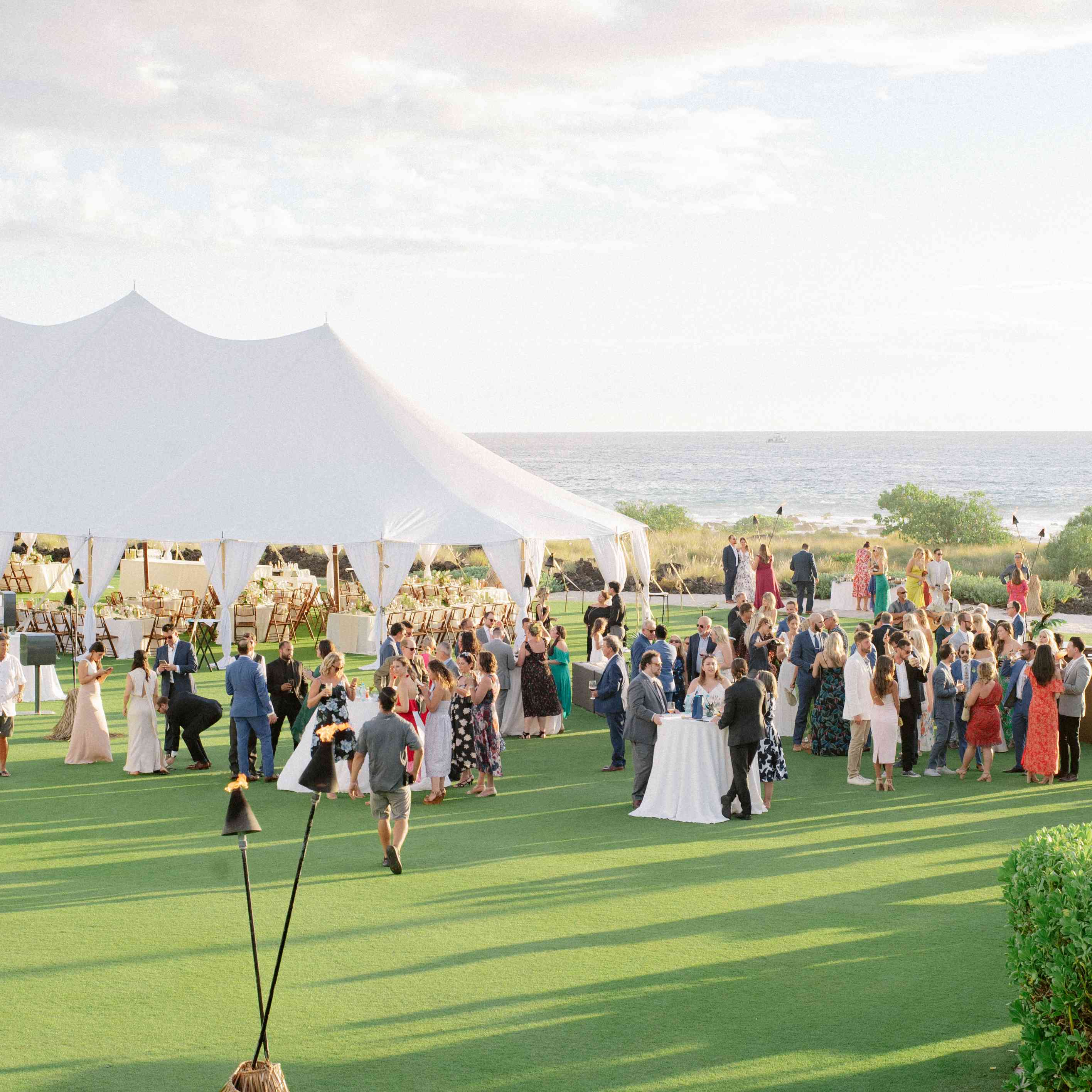 鸡尾酒期间客人打成一片