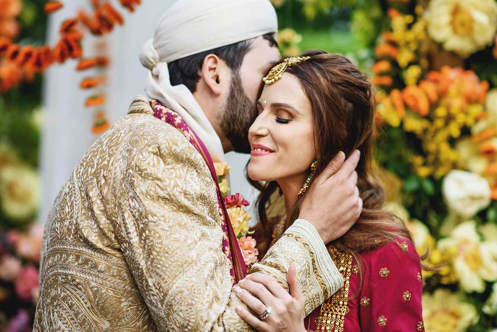 新郎亲吻新娘的头