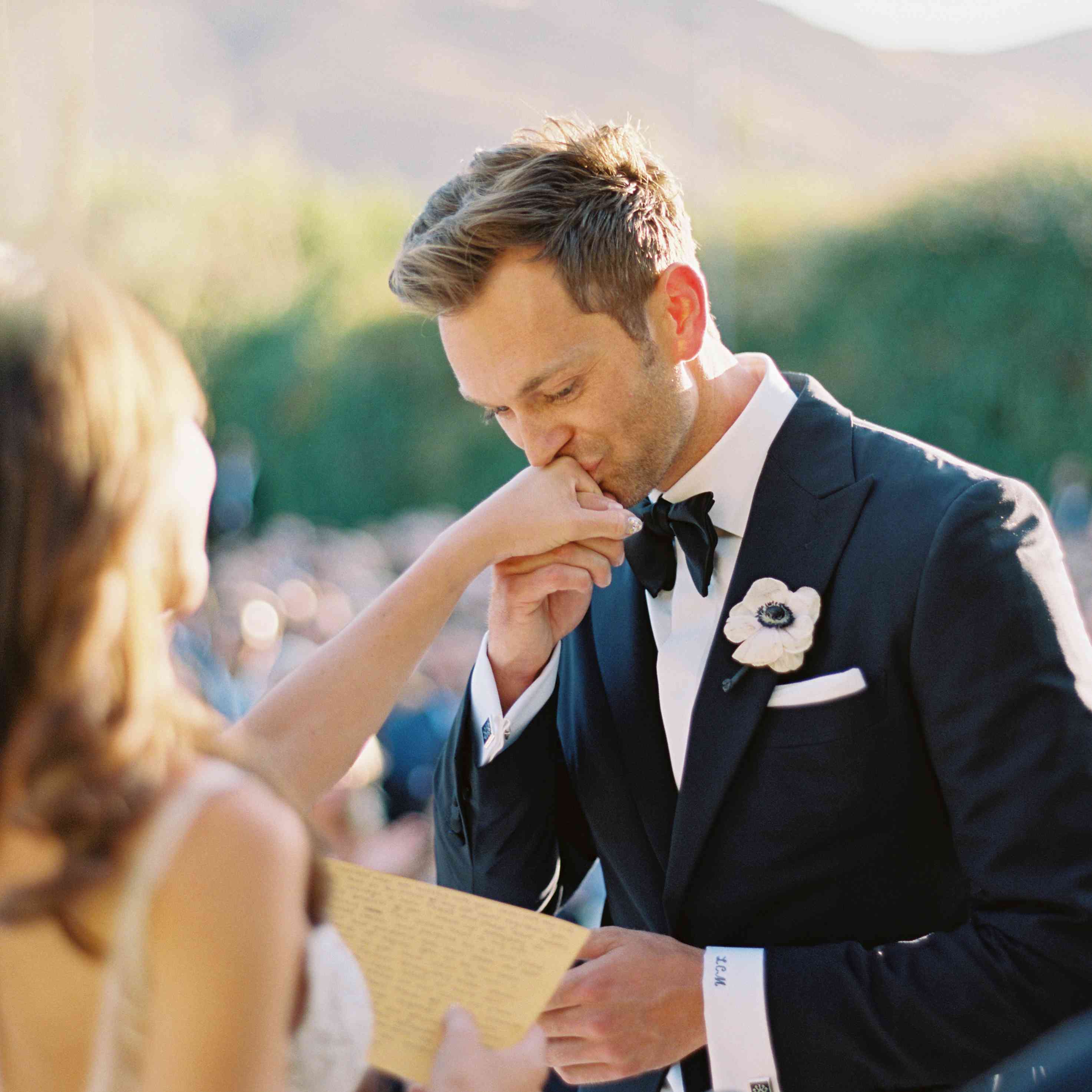 新郎亲吻新娘的手