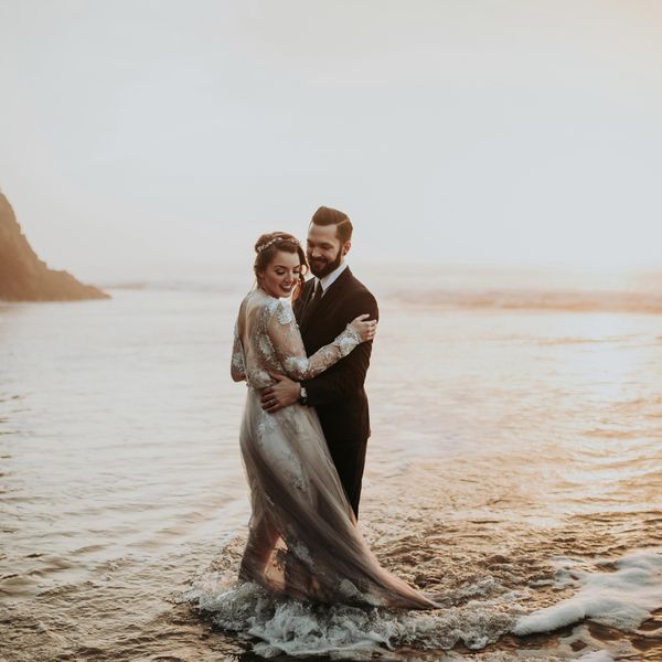 情侣黄金时段期间在海洋微笑