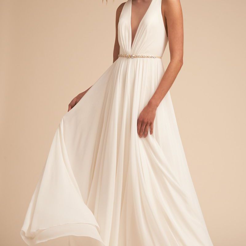 Deep V幻觉领口婚纱的模型