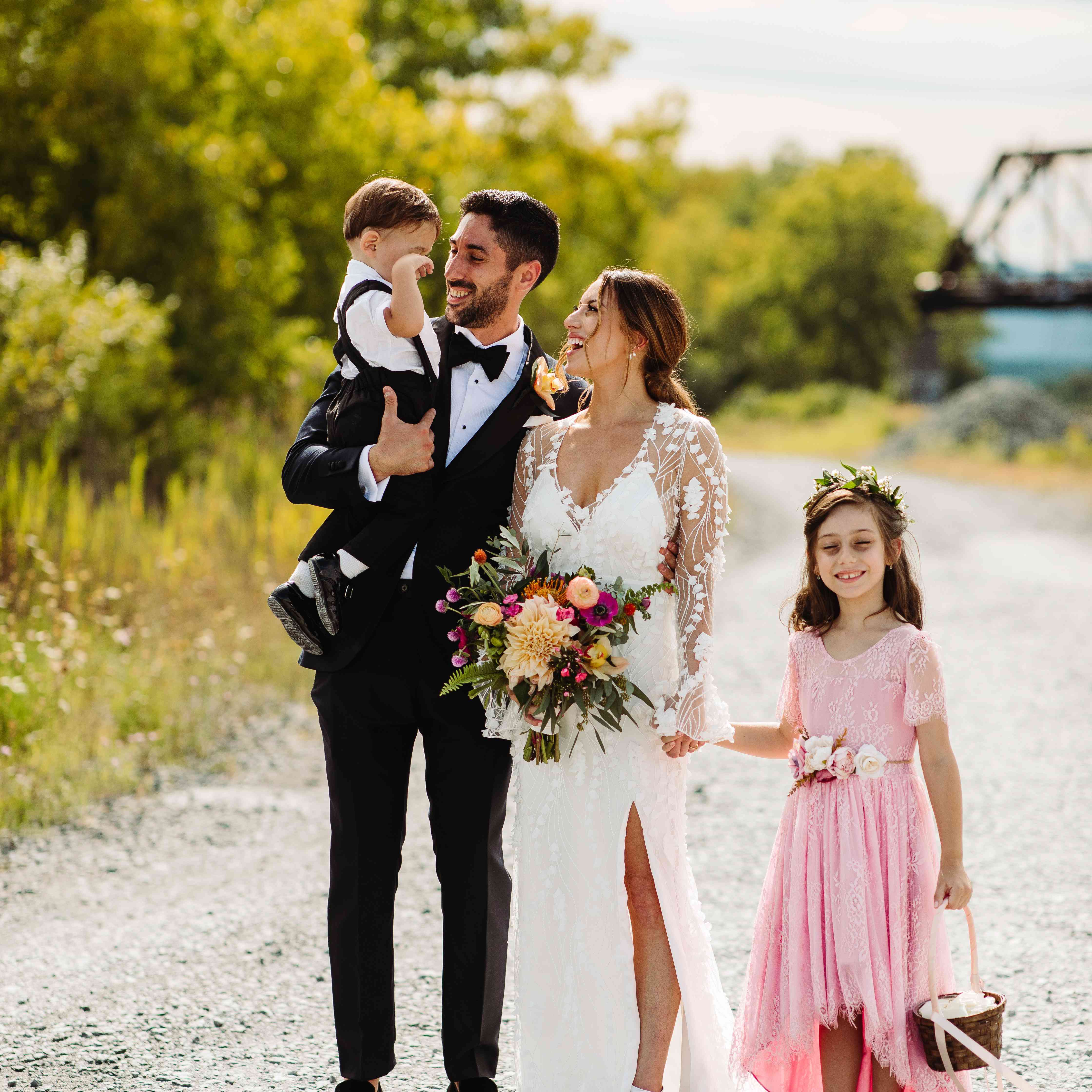 新郎新娘带着孩子