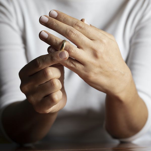 女人摘下结婚戒指